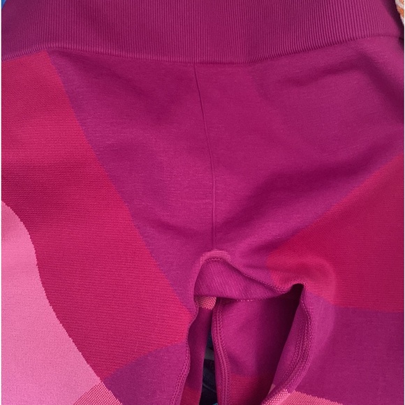 NWT Size M Fushia Fabletics High
Waisted Seamless Leggings - Picture 8 of 8